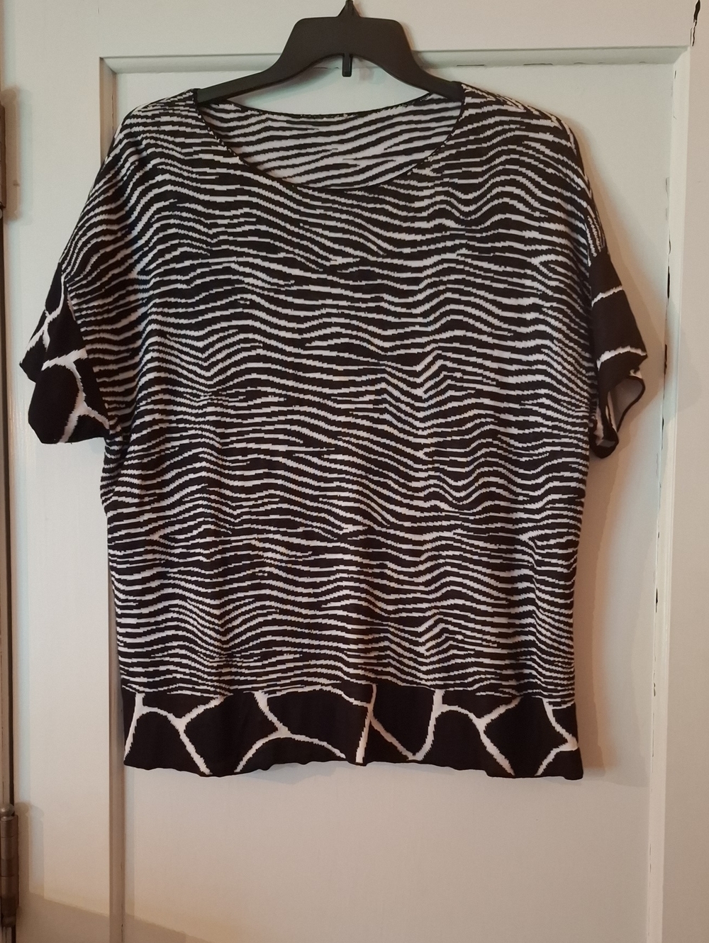 Chico's Black/White Short Sleeve Knit Top Sz 4(20)